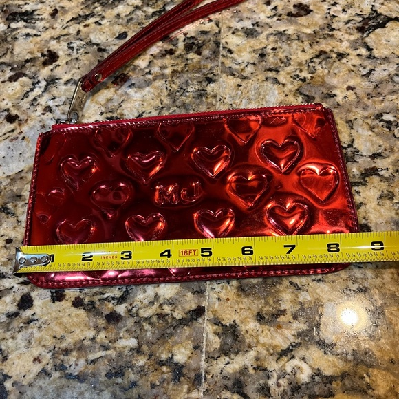 EUC Valentines red wristlet by MJ - not kors- iridescent embossed hearts shiny - Picture 7 of 12